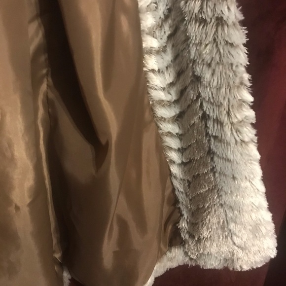 💛Sabrina Lauren FAUX FUR VEST‼️ - Picture 6 of 7